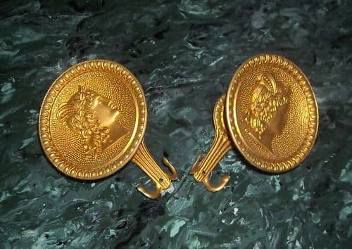 Coppia Di Pomoli Attaccapanni Con Deità Mitologiche In Metallo Dorato