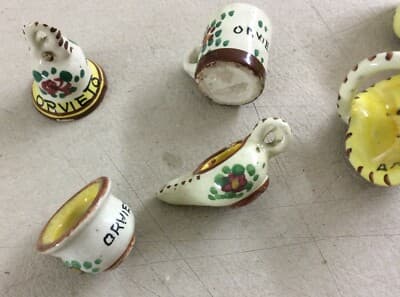 Miniature Da Collezione, Presepio, Ceramica Floreale Di Orvieto, 7 Piccoli Oggetti