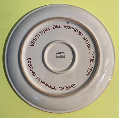 Ceramica Figurata: Costume Femminile Di Bari, Vestitura Del Regno Di Napoli