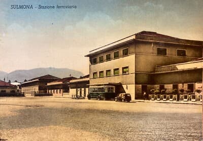Abruzzo, Sulmona: Stazione Ferroviaria, Prospettiva d'Epoca Con Autobus