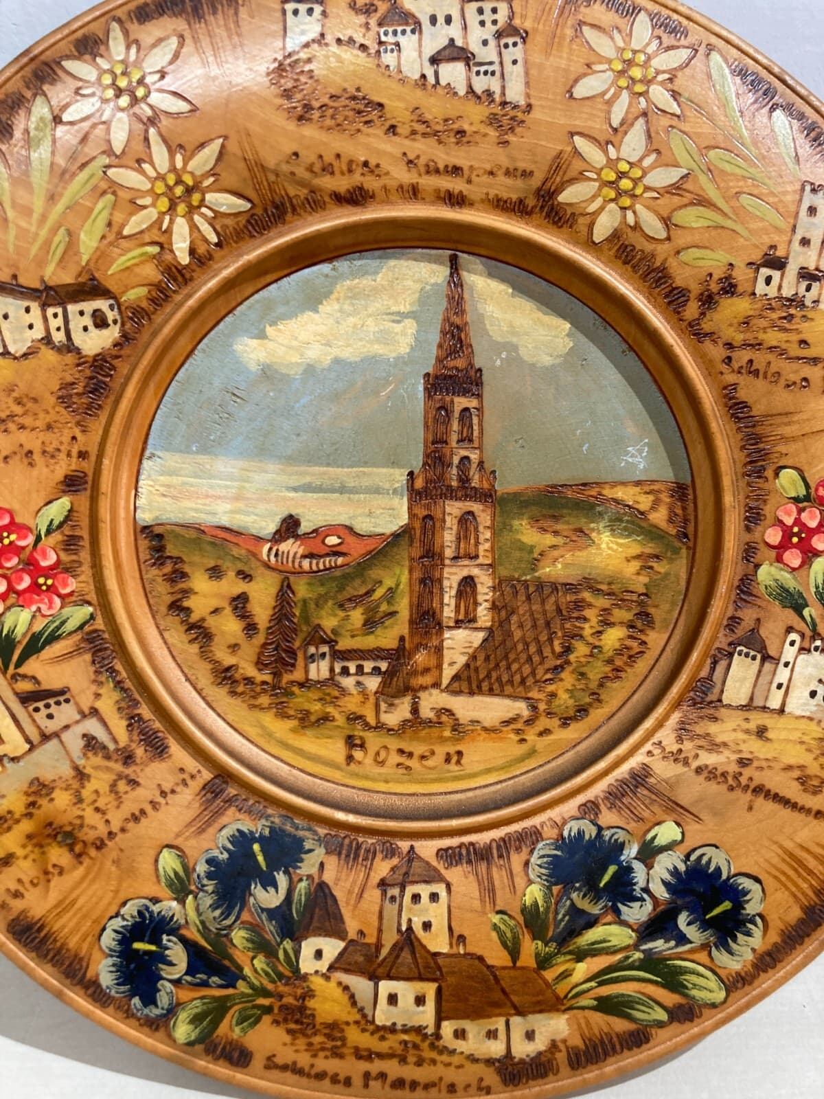 Arte Popolare, Bolzano: Piatto In Legno Inciso E Dipinto Con Vedute E Decori Floreali
