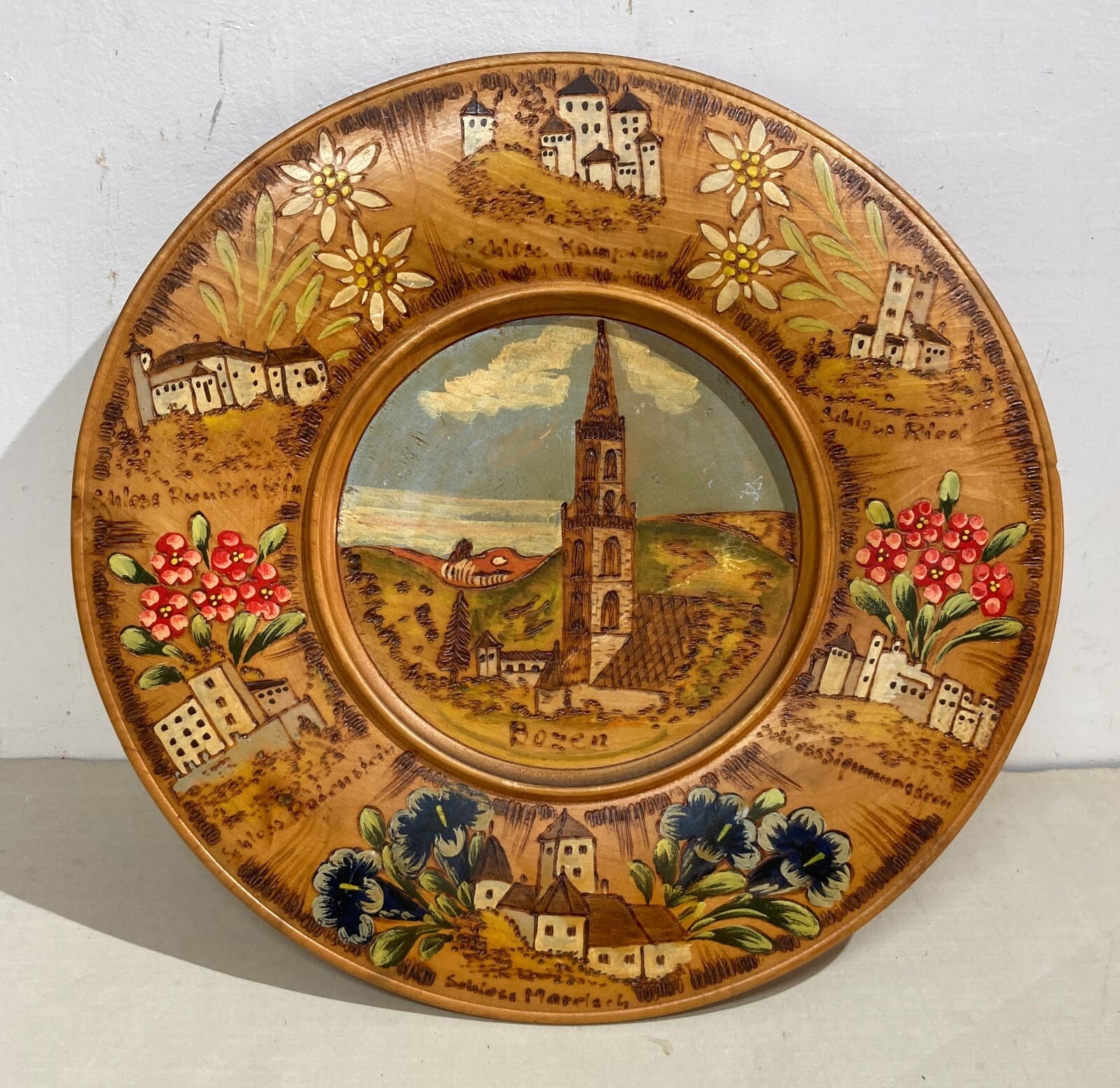 Arte Popolare, Bolzano: Piatto In Legno Inciso E Dipinto Con Vedute E Decori Floreali