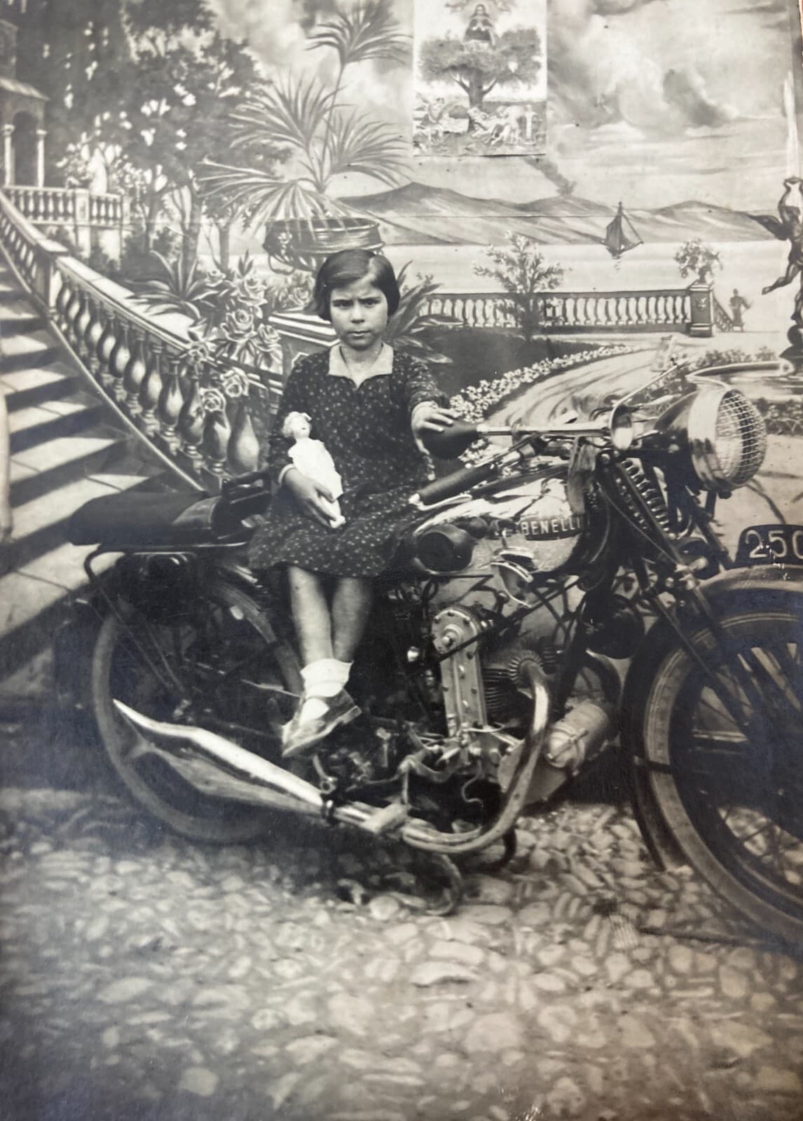 Antica Fotografia Originale: Motociclismo, Moto Benelli, Madonna Dell'Incoronata E Bimba