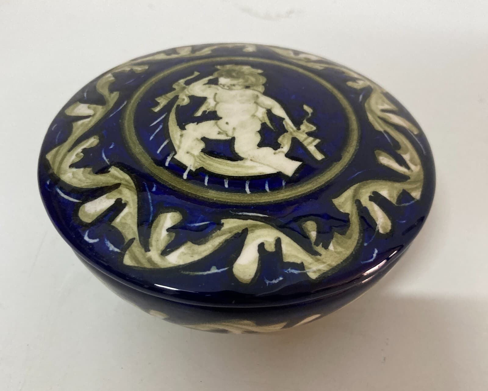 Ciotola Decorativa In Ceramica Di Urbino, E. Mari, Decoro Con Cupido