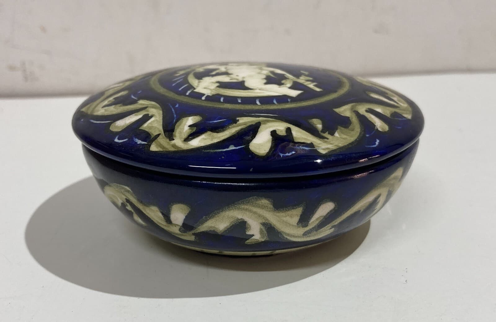 Ciotola Decorativa In Ceramica Di Urbino, E. Mari, Decoro Con Cupido