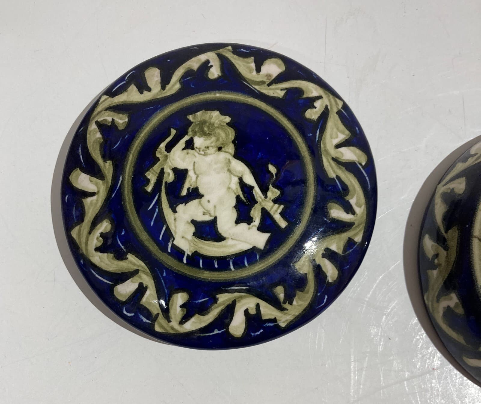 Ciotola Decorativa In Ceramica Di Urbino, E. Mari, Decoro Con Cupido