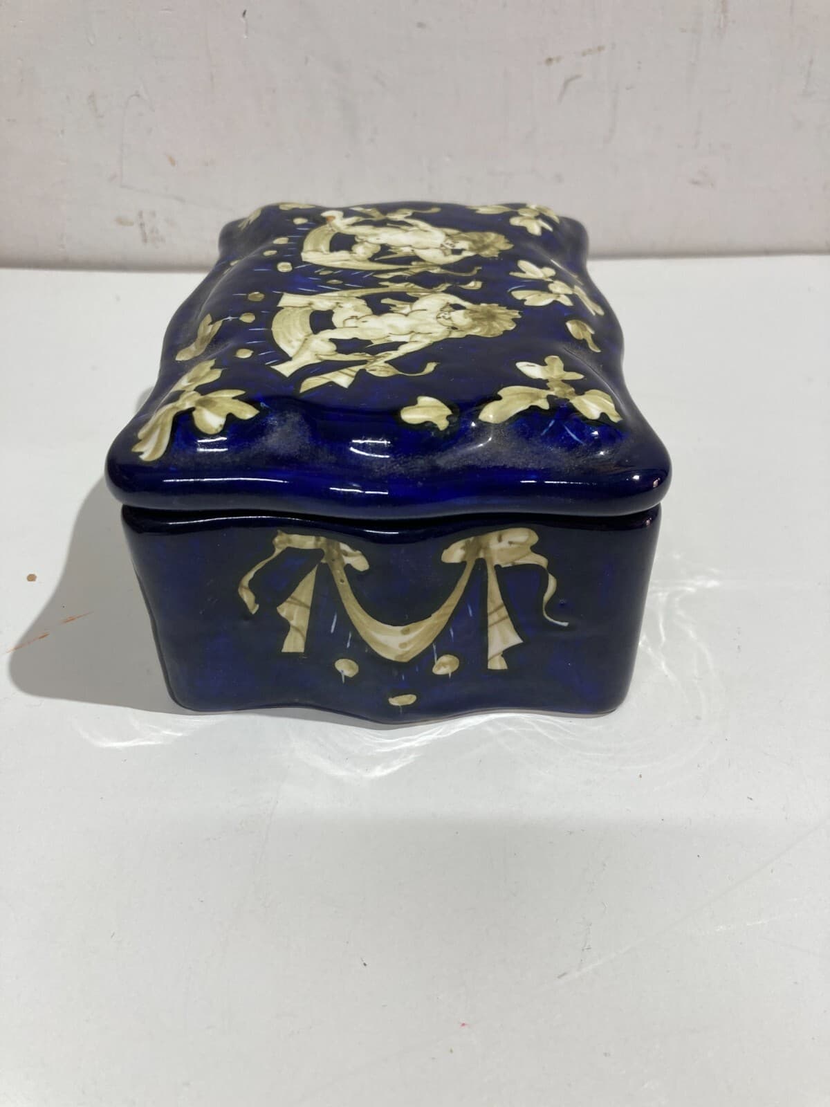 Marche, Urbino: Cofanetto In Ceramica Di E. Mari Con Decori A Grottesche