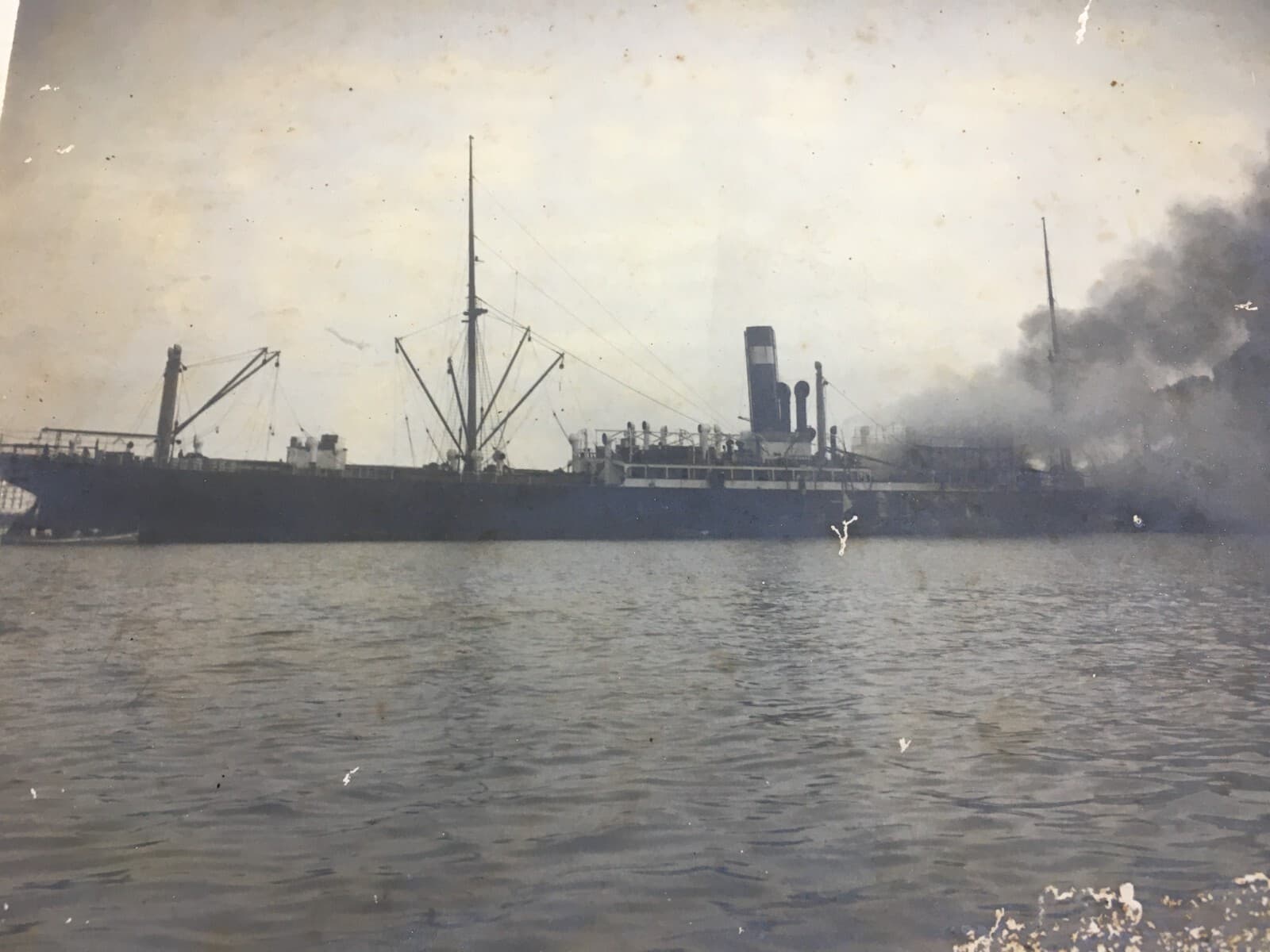 Incendio A Bordo Di Una Nave, Siracusa. Fotografia Originale Di Francesco Tinè