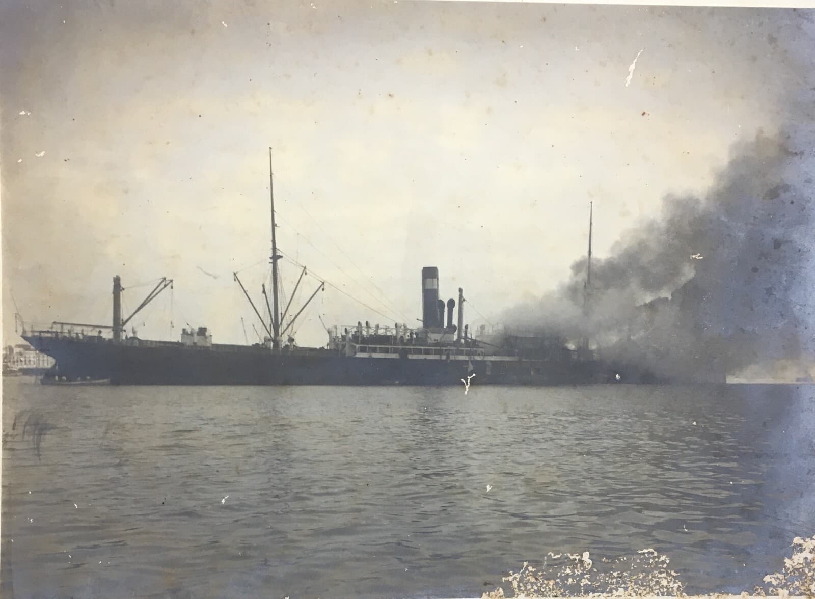 Incendio A Bordo Di Una Nave, Siracusa. Fotografia Originale Di Francesco Tinè