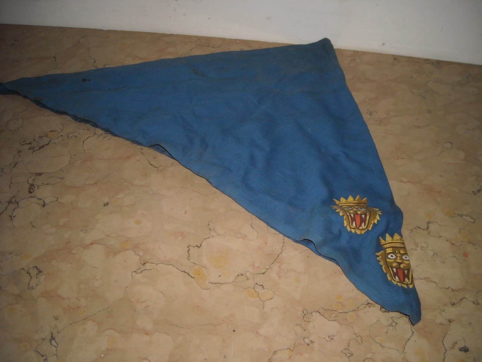 Militaria: Araldica E Stemma Figurato Con Teste Leonine   Tessuto Dipinto