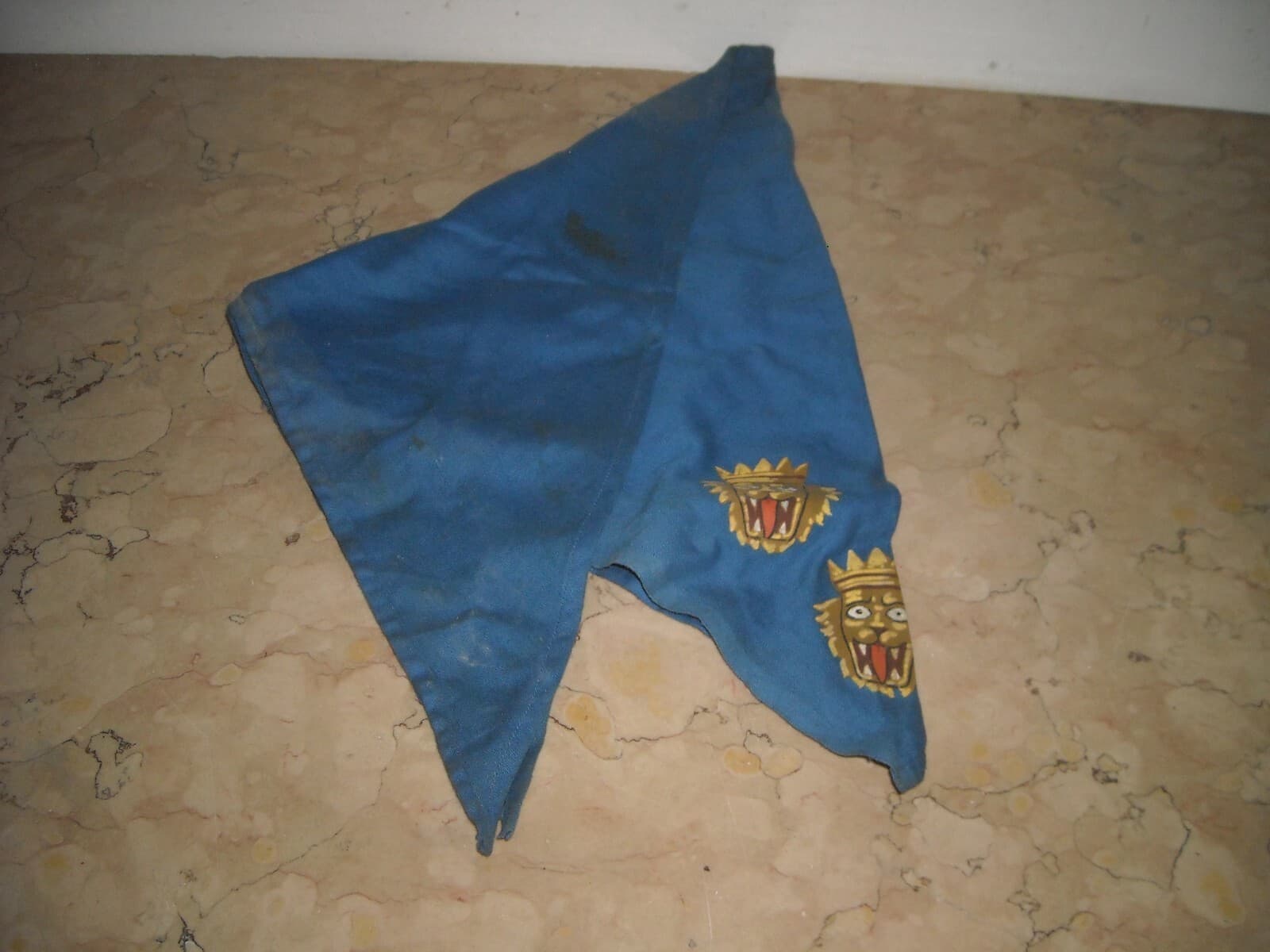 Militaria: Araldica E Stemma Figurato Con Teste Leonine   Tessuto Dipinto