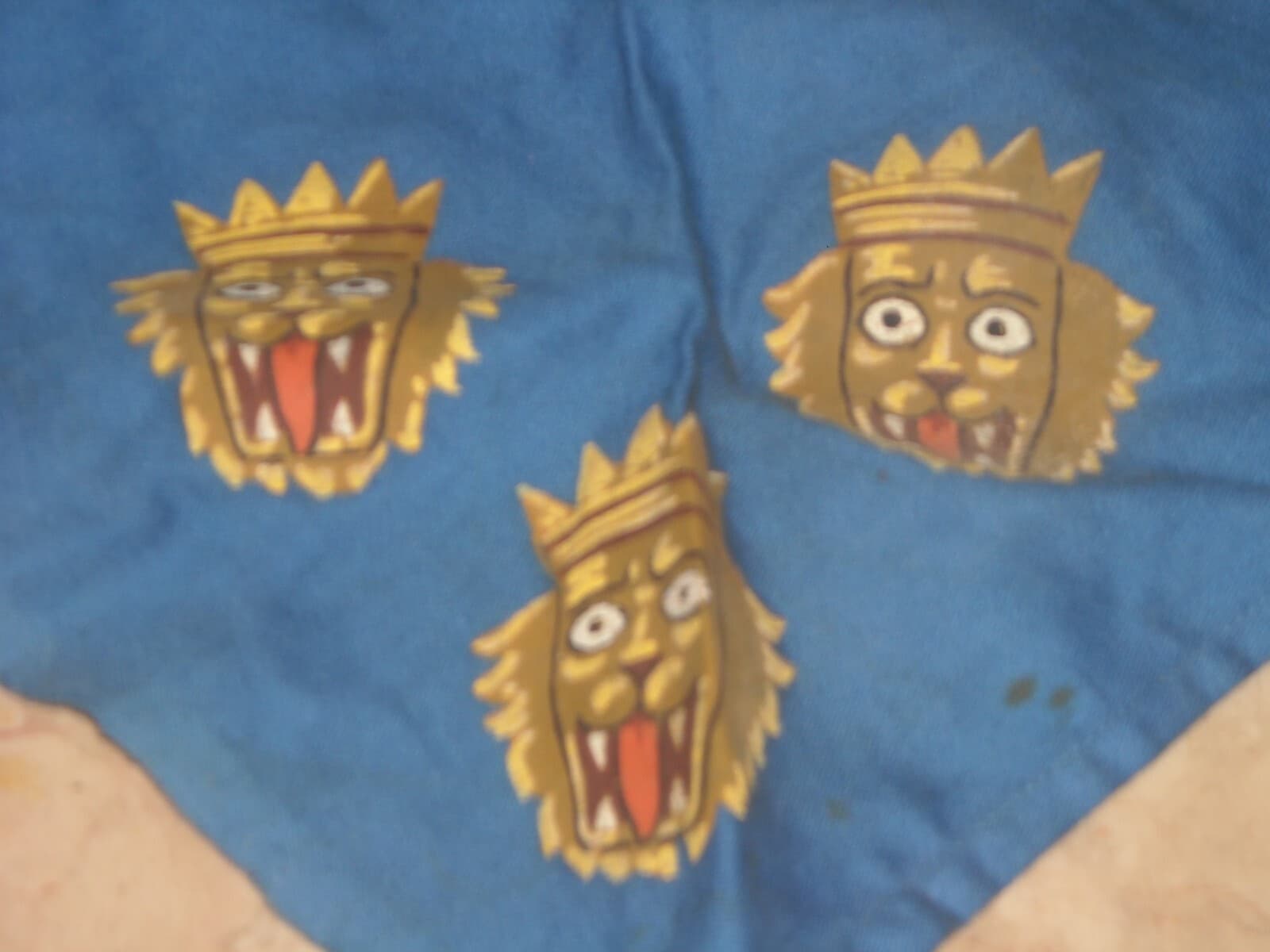 Militaria: Araldica E Stemma Figurato Con Teste Leonine   Tessuto Dipinto