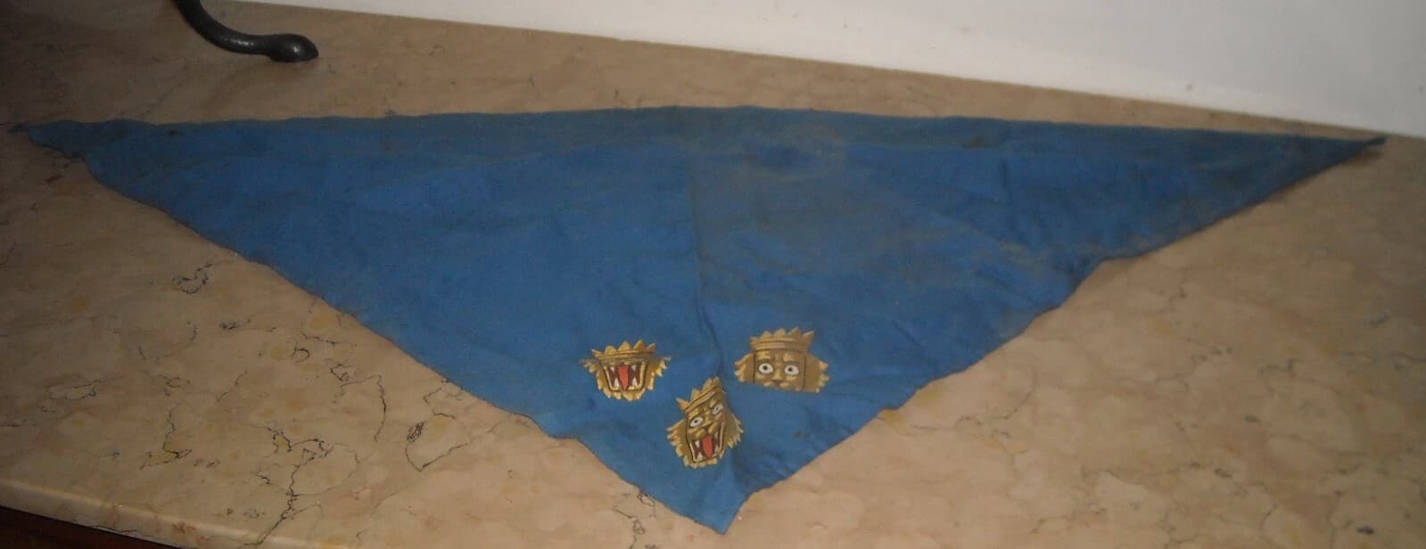 Militaria: Araldica E Stemma Figurato Con Teste Leonine   Tessuto Dipinto