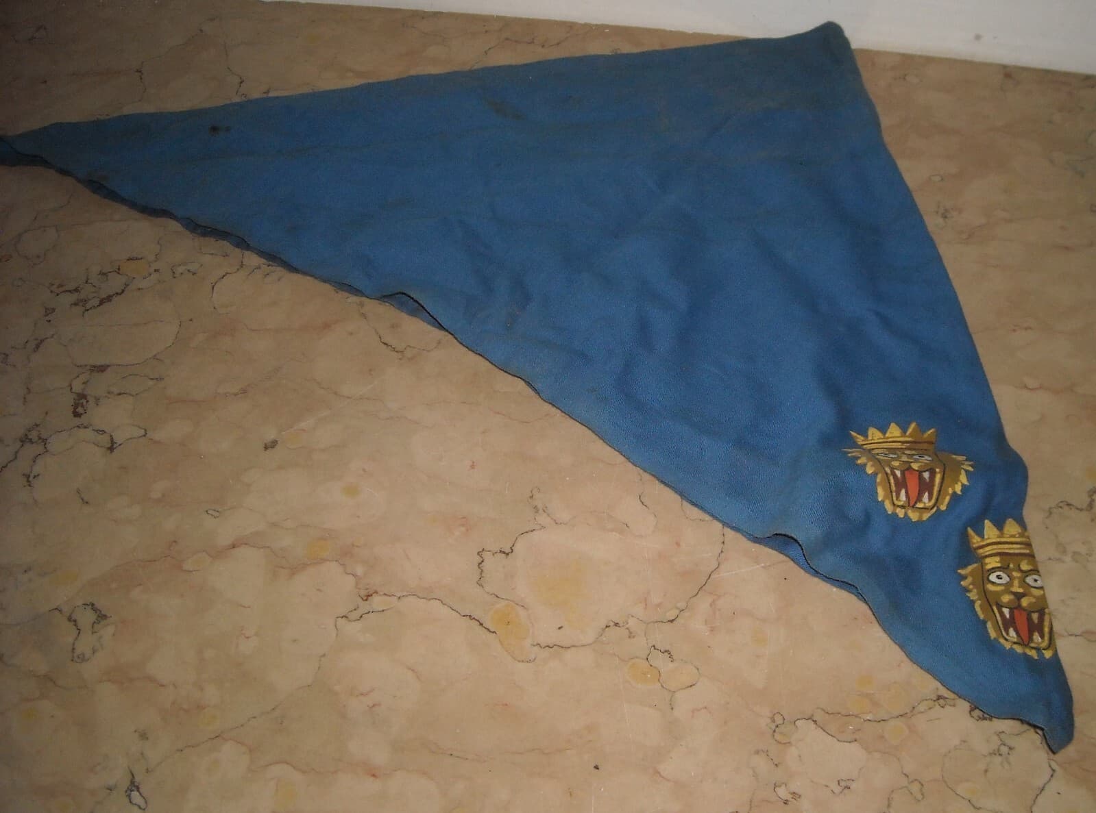 Militaria: Araldica E Stemma Figurato Con Teste Leonine   Tessuto Dipinto