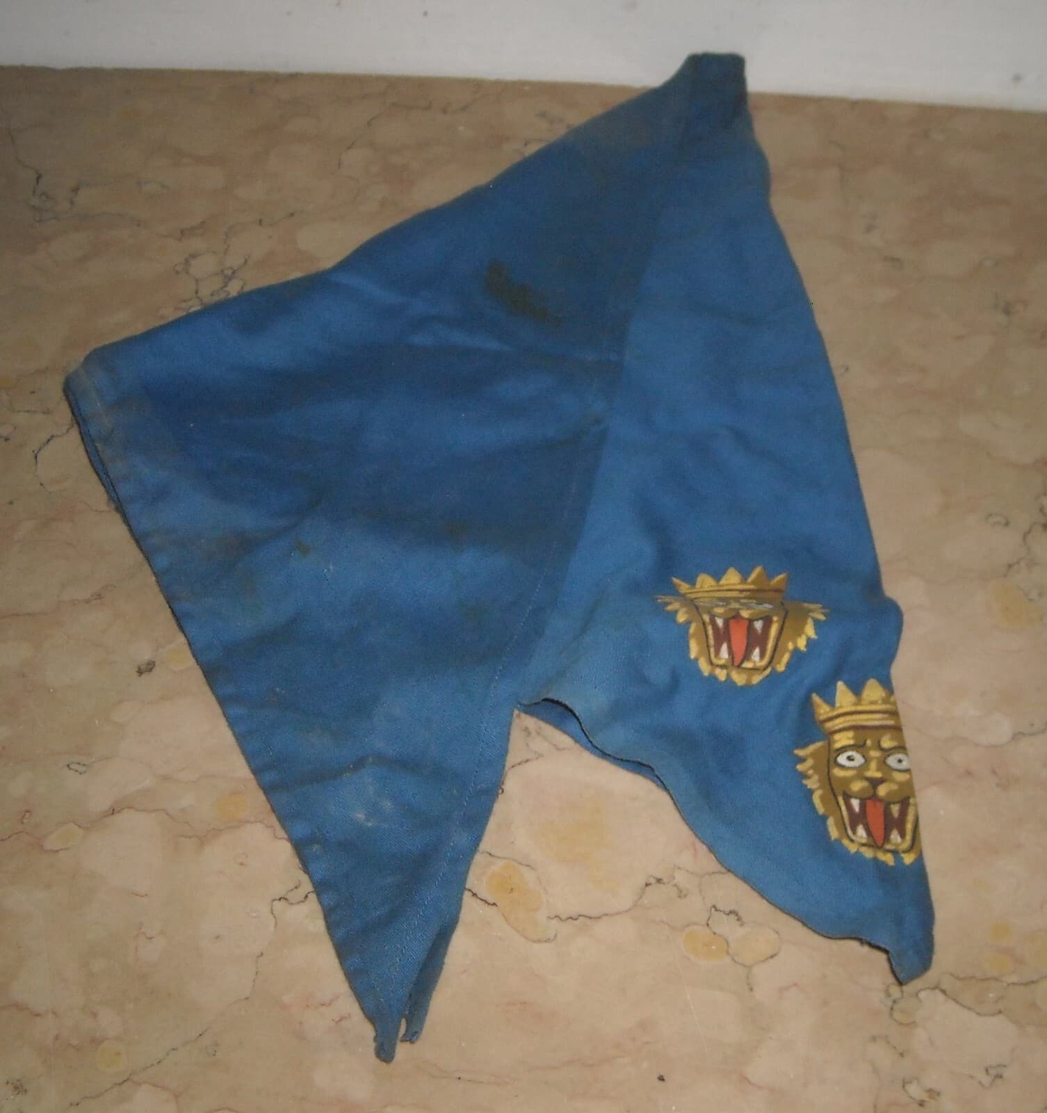 Militaria: Araldica E Stemma Figurato Con Teste Leonine   Tessuto Dipinto