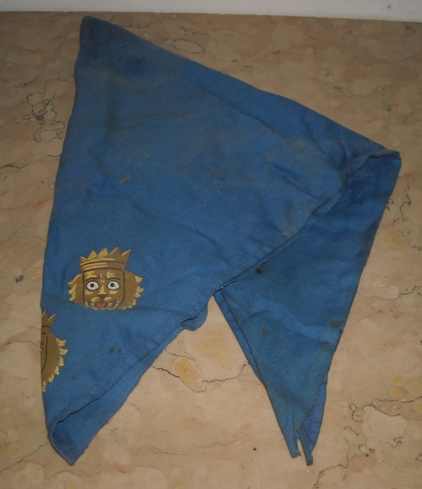 Militaria: Araldica E Stemma Figurato Con Teste Leonine   Tessuto Dipinto