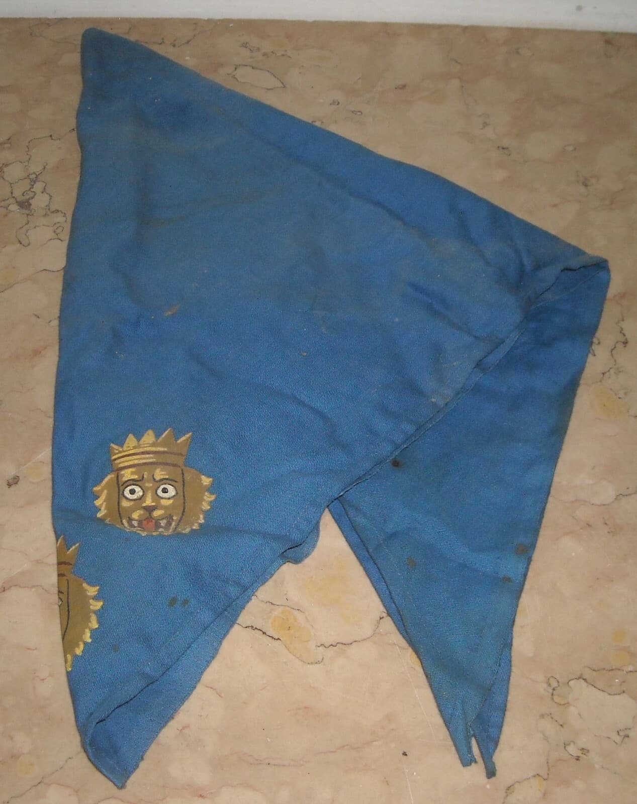 Militaria: Araldica E Stemma Figurato Con Teste Leonine   Tessuto Dipinto