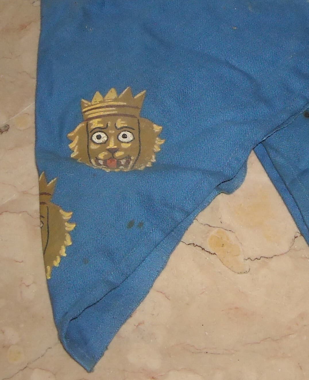 Militaria: Araldica E Stemma Figurato Con Teste Leonine   Tessuto Dipinto