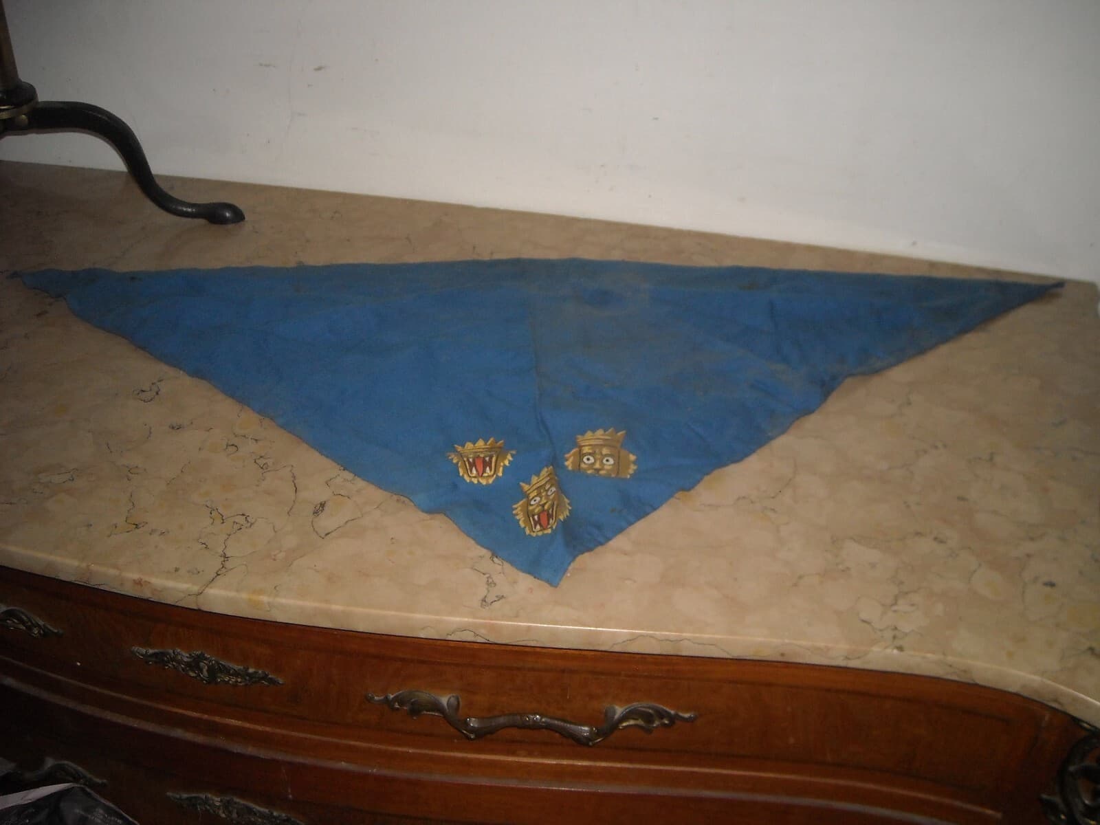 Militaria: Araldica E Stemma Figurato Con Teste Leonine   Tessuto Dipinto