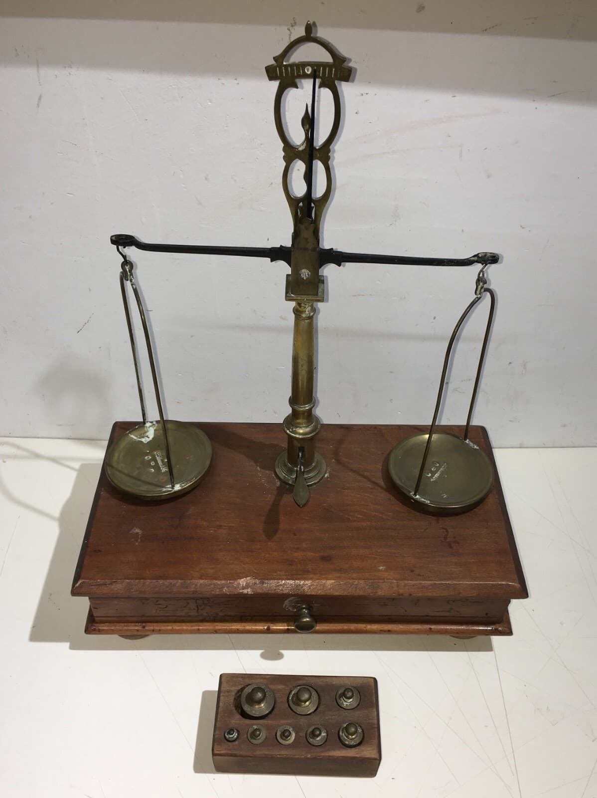 Bilancia Antica Con Pesi Per Farmacia E Oreficeria