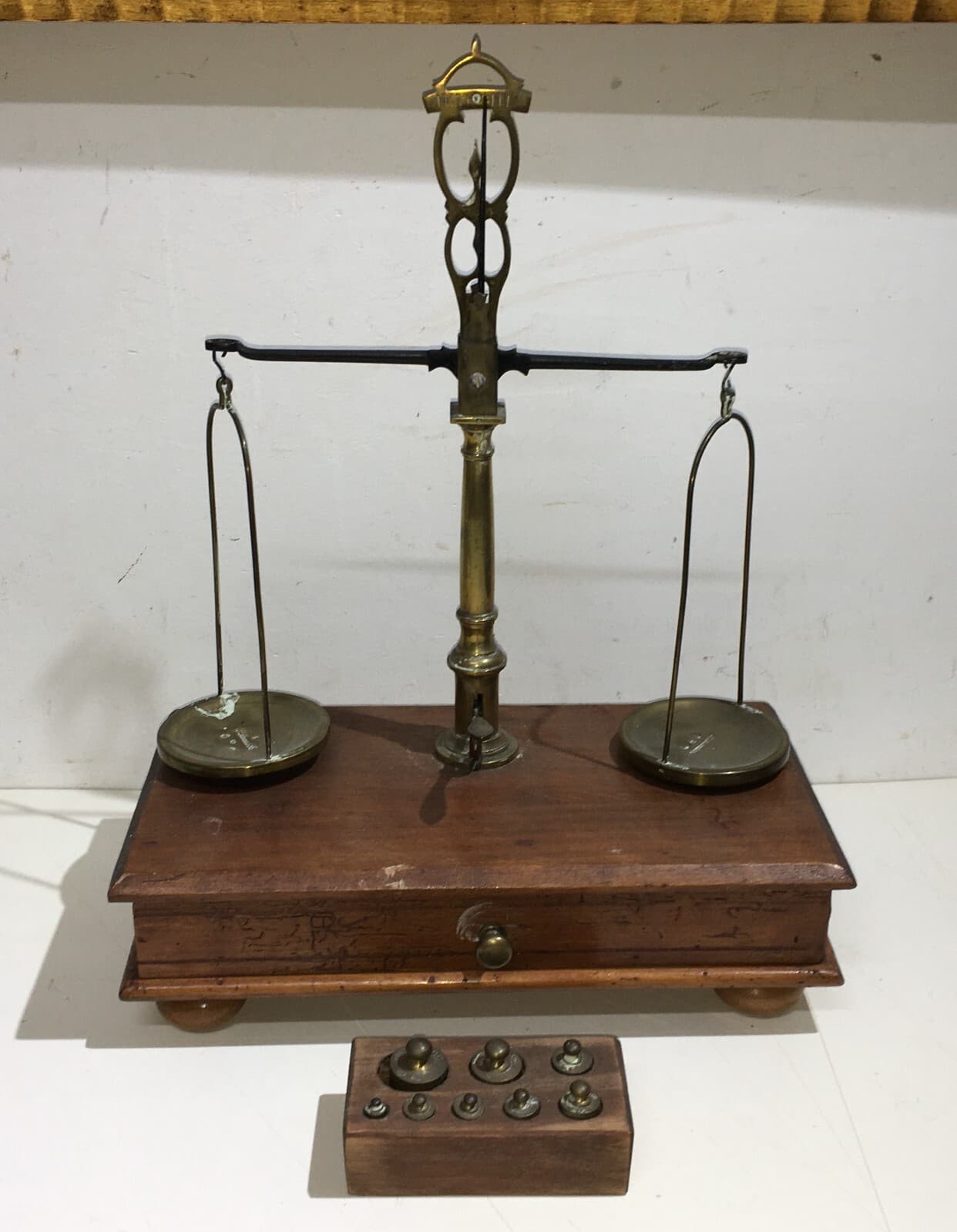 Bilancia Antica Con Pesi Per Farmacia E Oreficeria