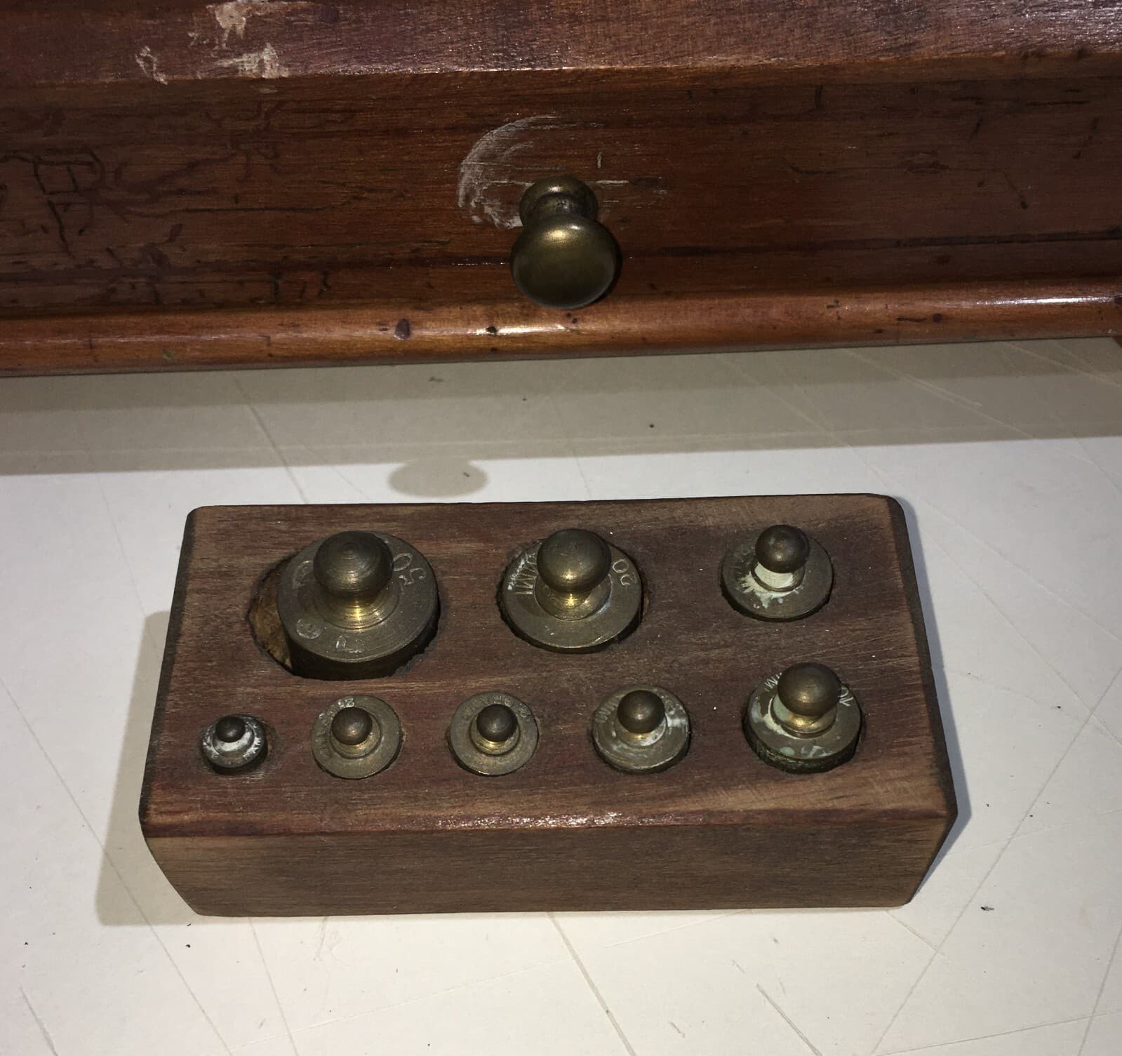 Bilancia Antica Con Pesi Per Farmacia E Oreficeria