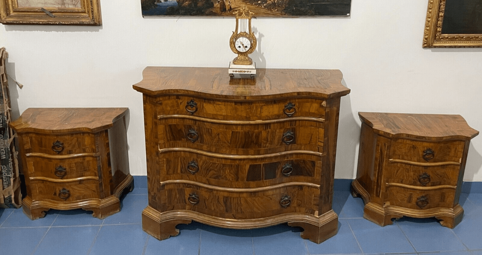 Decorativo Trittico: Comò E Coppia Di Comodini. Dimensioni Contenute, Da Restaurare