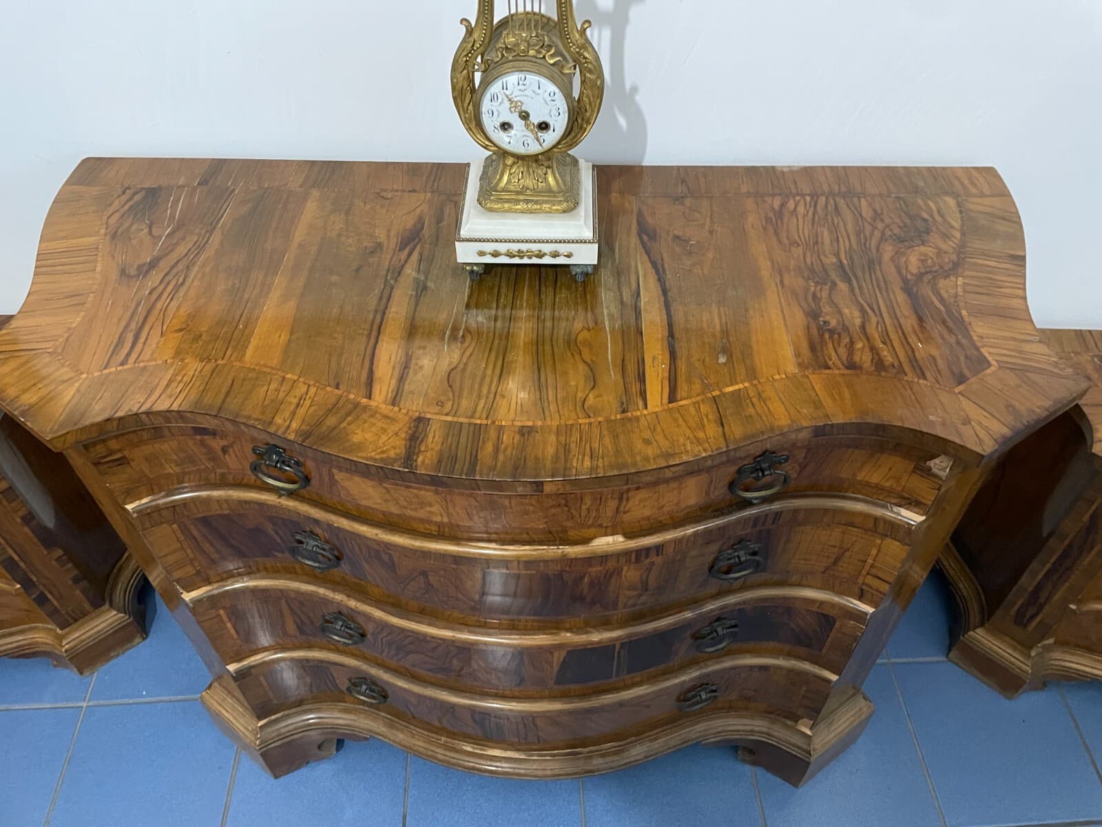 Decorativo Trittico: Comò E Coppia Di Comodini. Dimensioni Contenute, Da Restaurare