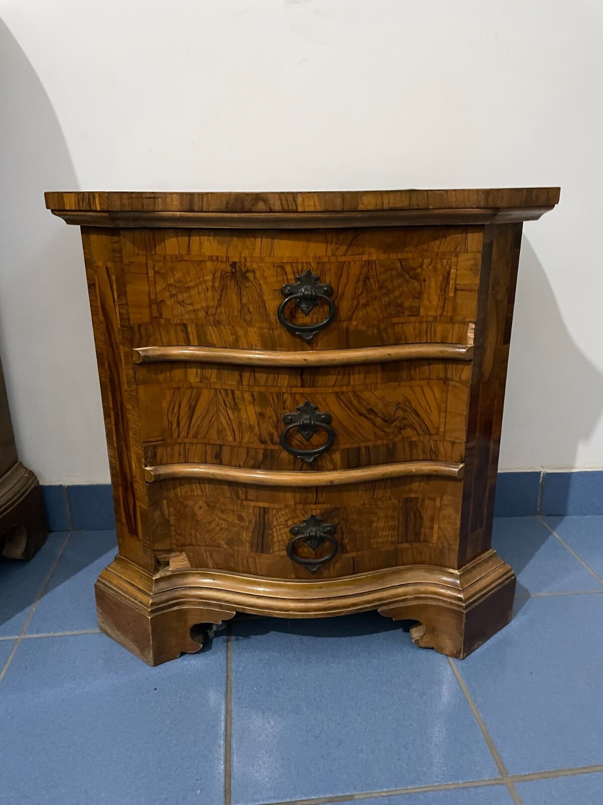 Decorativo Trittico: Comò E Coppia Di Comodini. Dimensioni Contenute, Da Restaurare