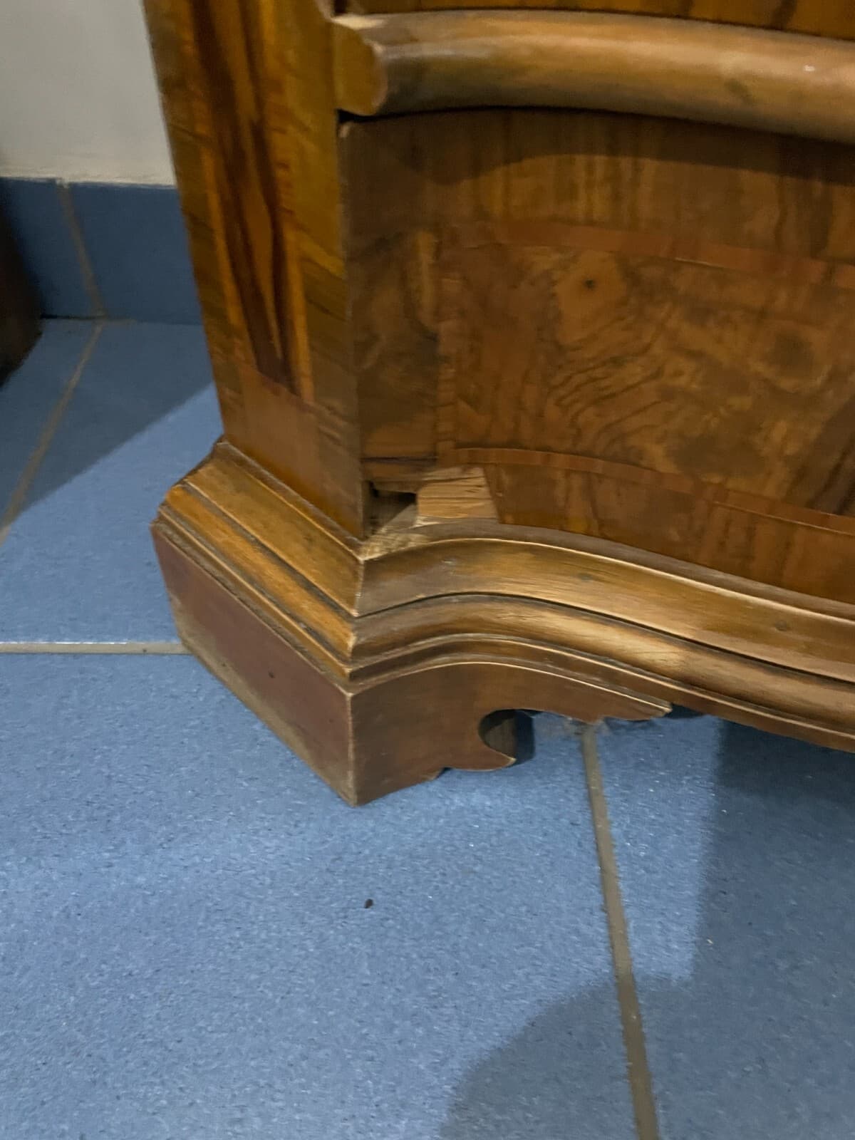 Decorativo Trittico: Comò E Coppia Di Comodini. Dimensioni Contenute, Da Restaurare