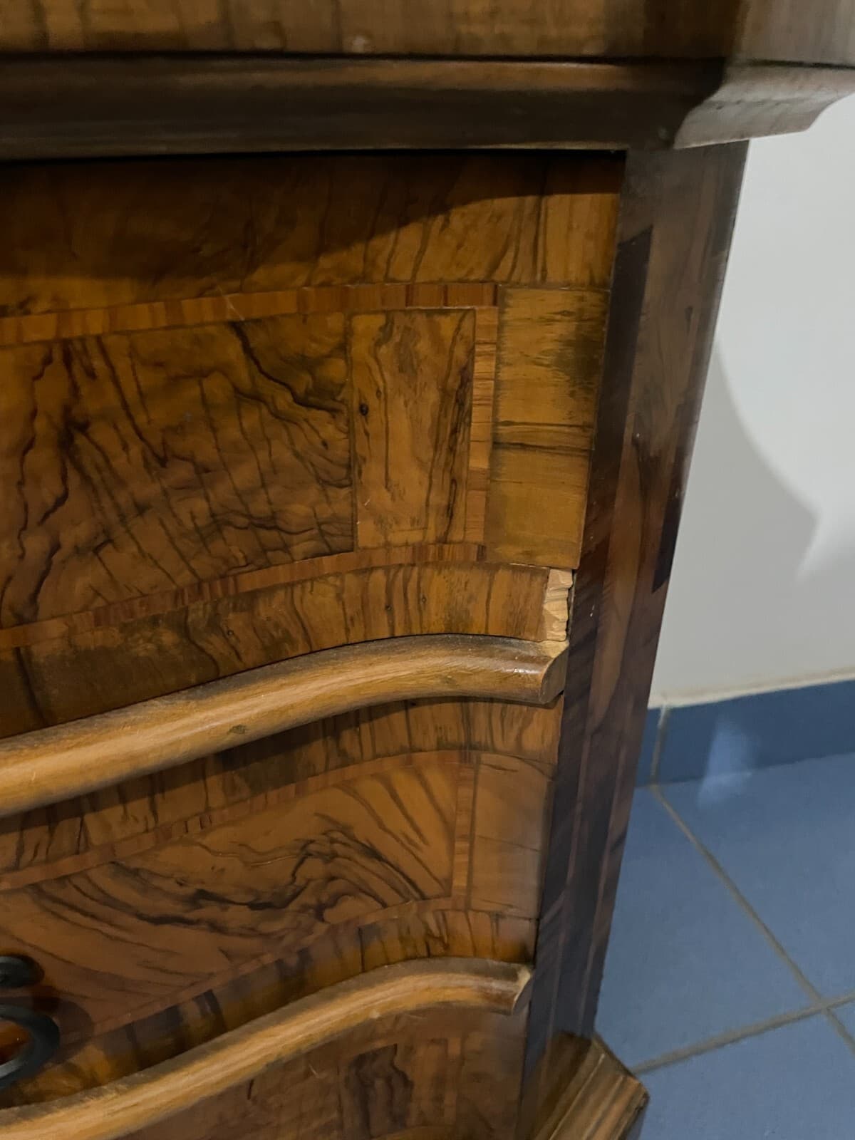 Decorativo Trittico: Comò E Coppia Di Comodini. Dimensioni Contenute, Da Restaurare