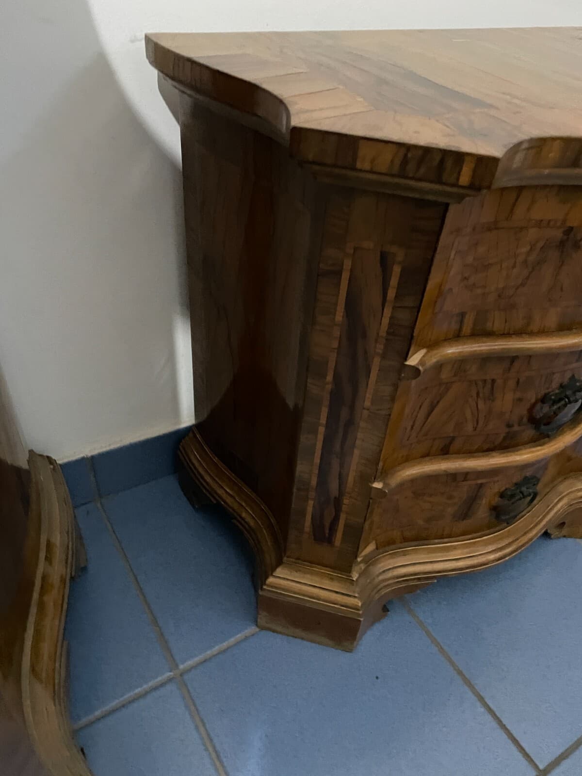 Decorativo Trittico: Comò E Coppia Di Comodini. Dimensioni Contenute, Da Restaurare