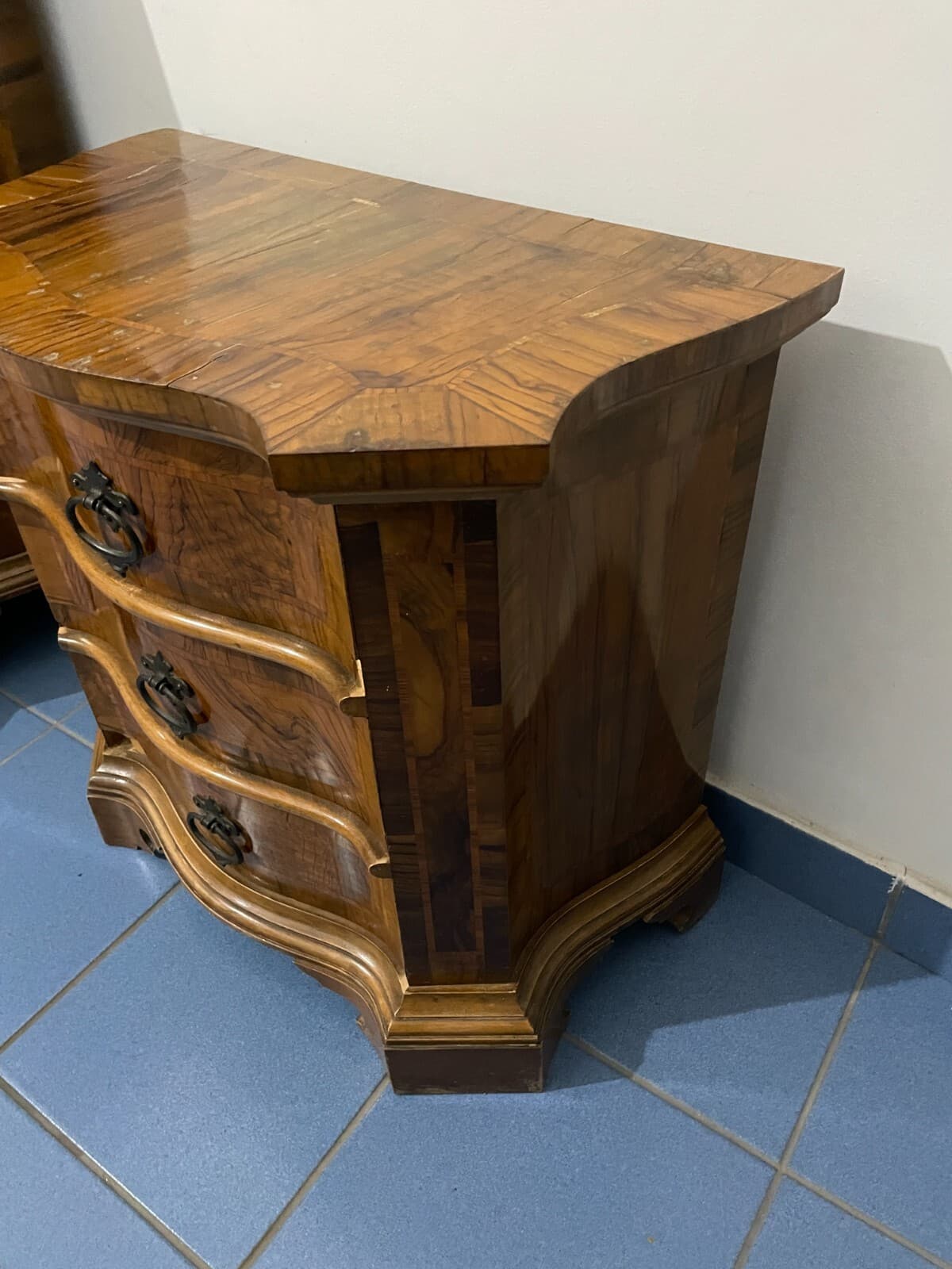 Decorativo Trittico: Comò E Coppia Di Comodini. Dimensioni Contenute, Da Restaurare