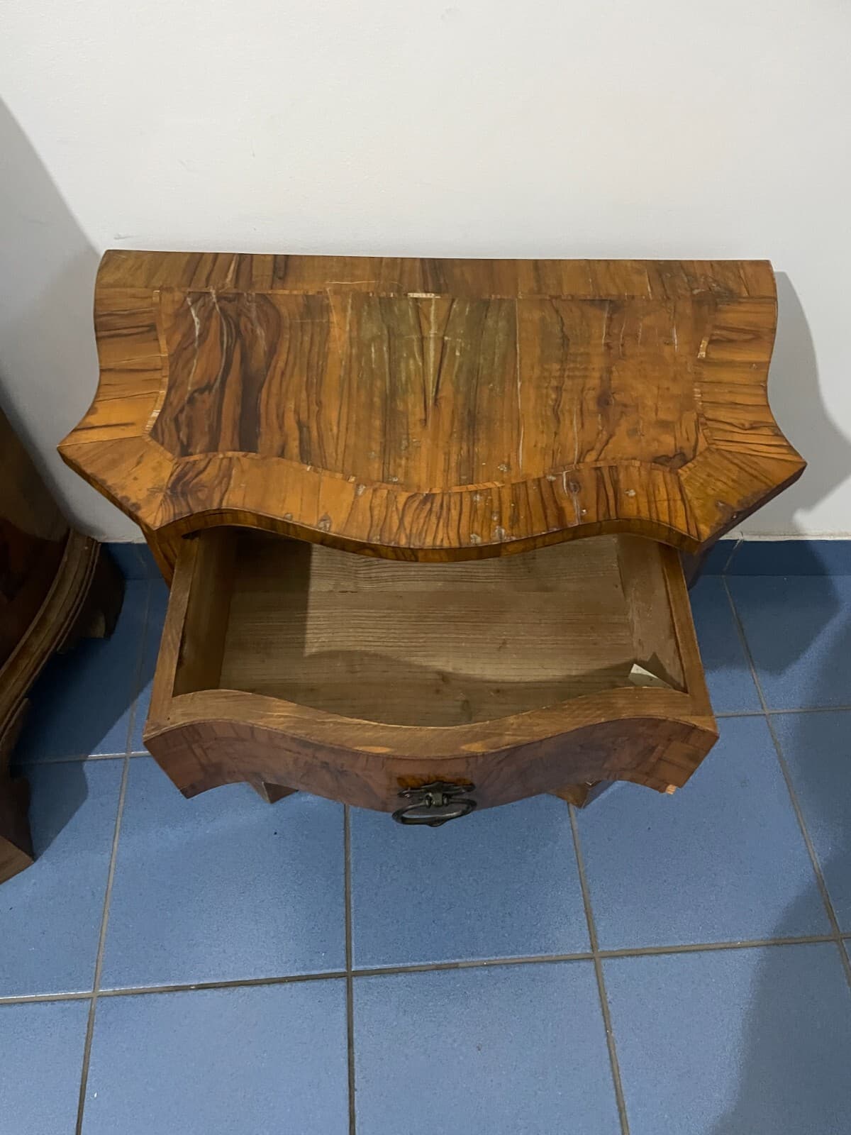 Decorativo Trittico: Comò E Coppia Di Comodini. Dimensioni Contenute, Da Restaurare