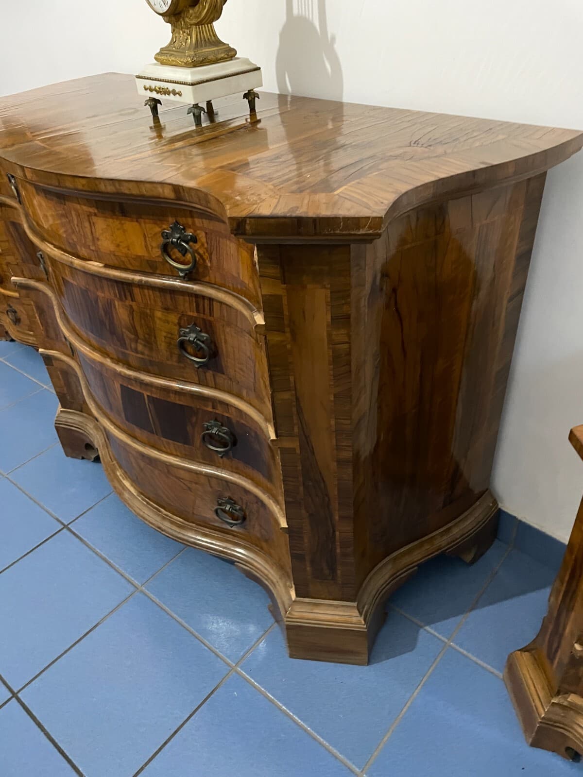 Decorativo Trittico: Comò E Coppia Di Comodini. Dimensioni Contenute, Da Restaurare