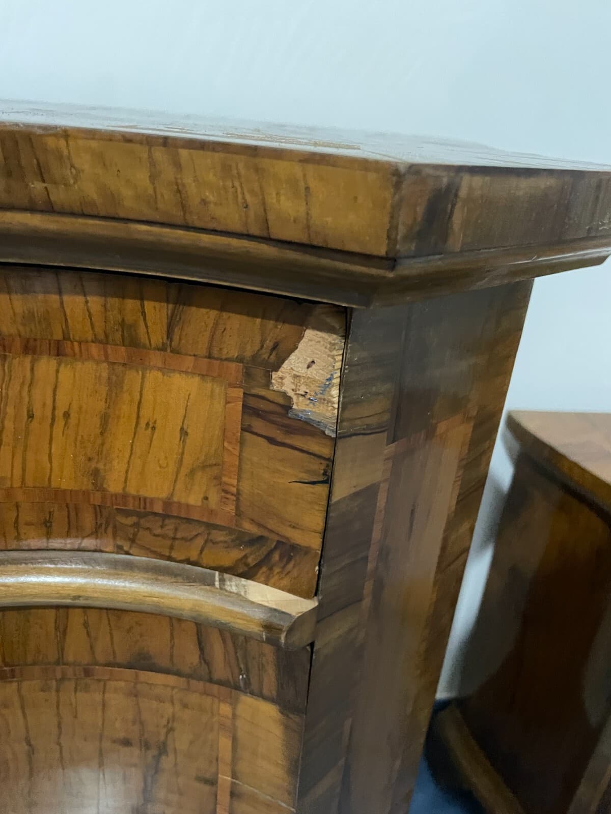 Decorativo Trittico: Comò E Coppia Di Comodini. Dimensioni Contenute, Da Restaurare