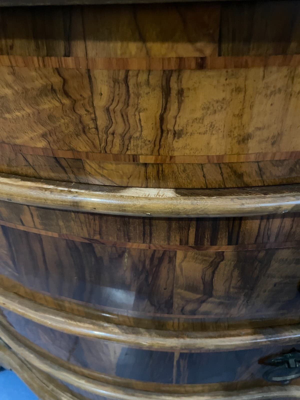 Decorativo Trittico: Comò E Coppia Di Comodini. Dimensioni Contenute, Da Restaurare