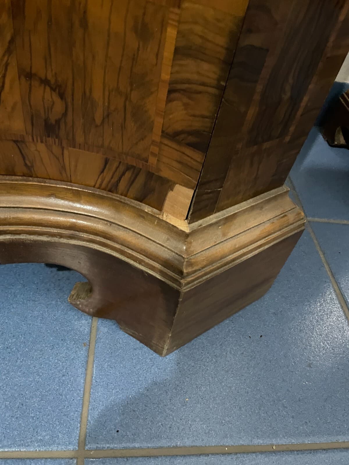 Decorativo Trittico: Comò E Coppia Di Comodini. Dimensioni Contenute, Da Restaurare