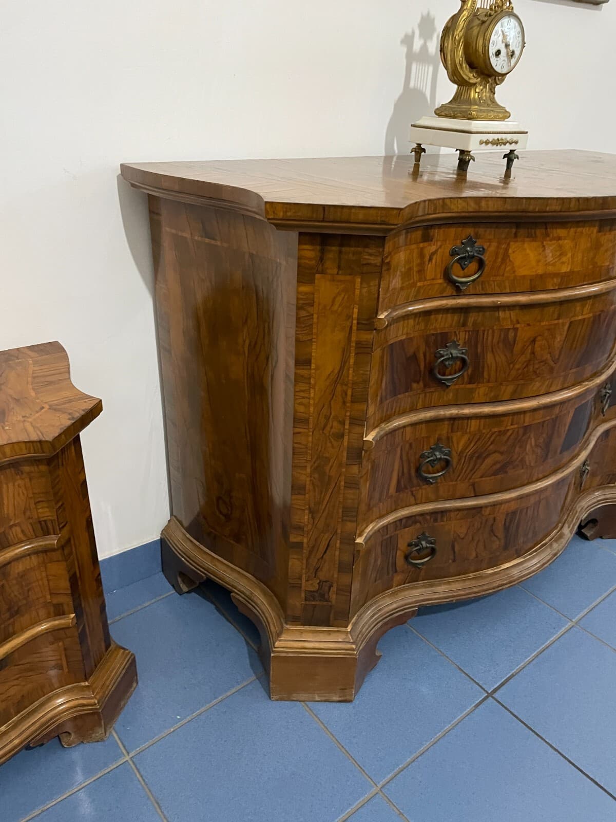 Decorativo Trittico: Comò E Coppia Di Comodini. Dimensioni Contenute, Da Restaurare