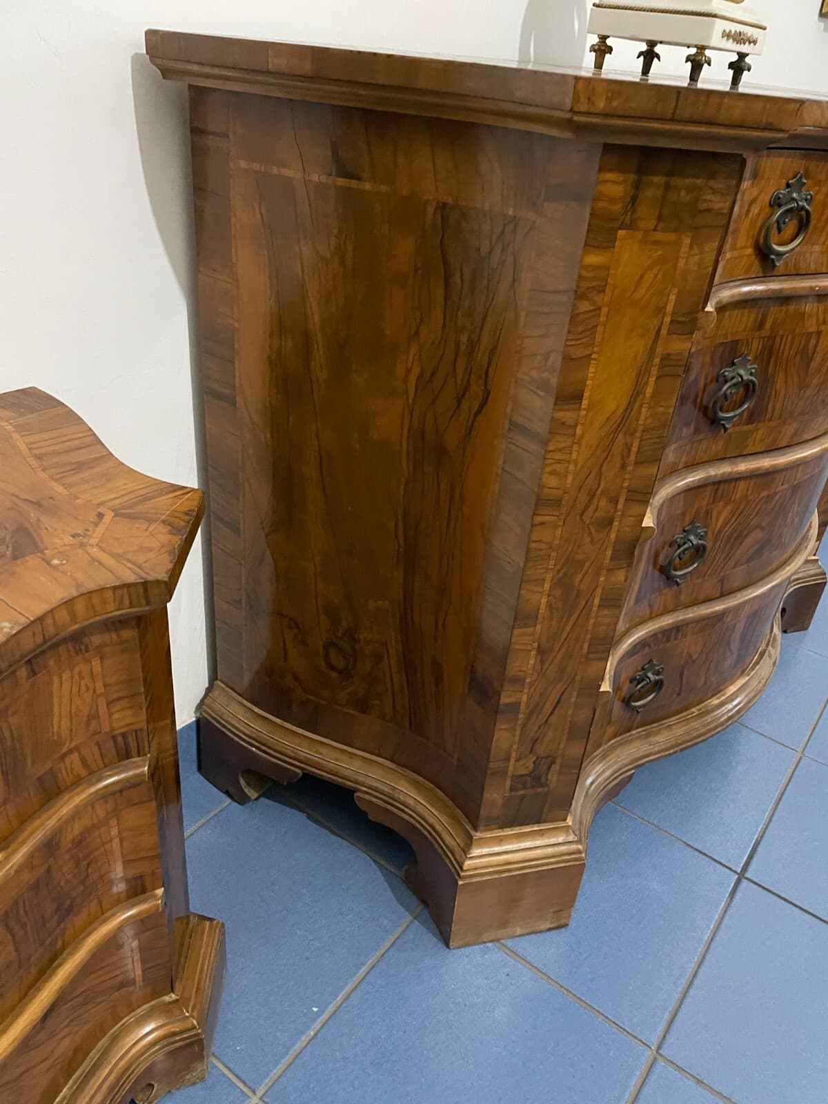 Decorativo Trittico: Comò E Coppia Di Comodini. Dimensioni Contenute, Da Restaurare