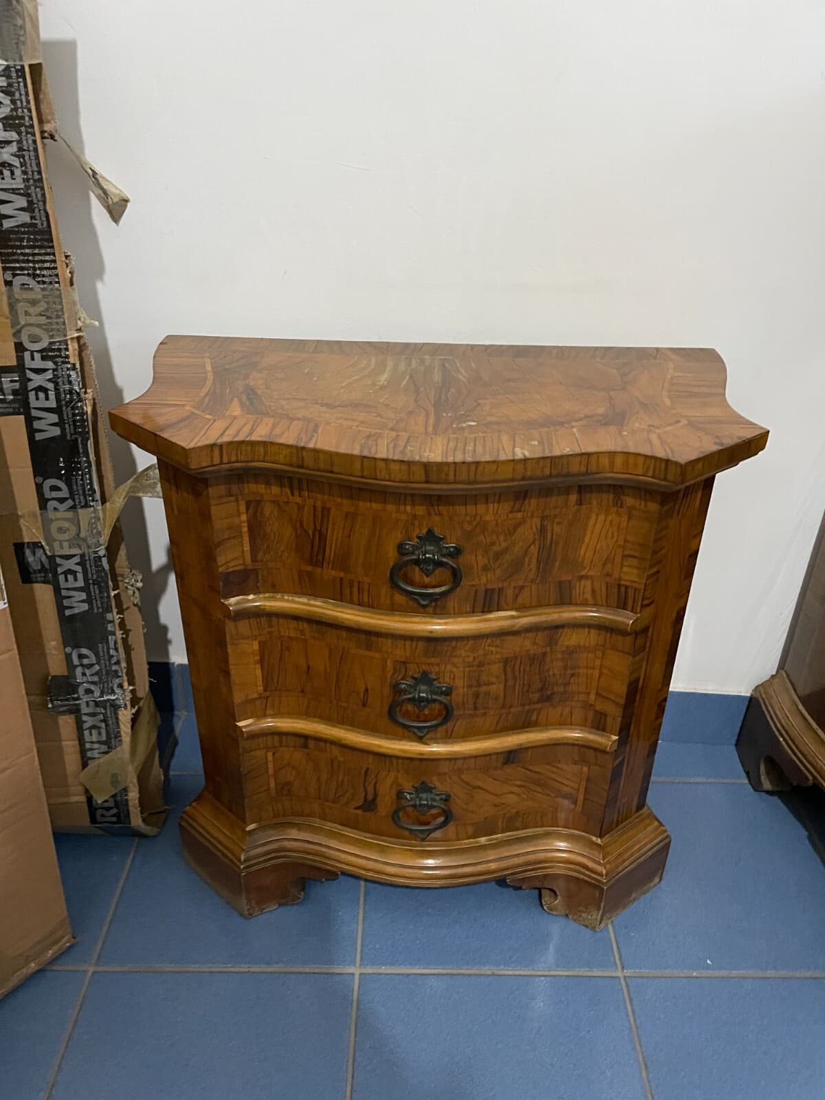 Decorativo Trittico: Comò E Coppia Di Comodini. Dimensioni Contenute, Da Restaurare