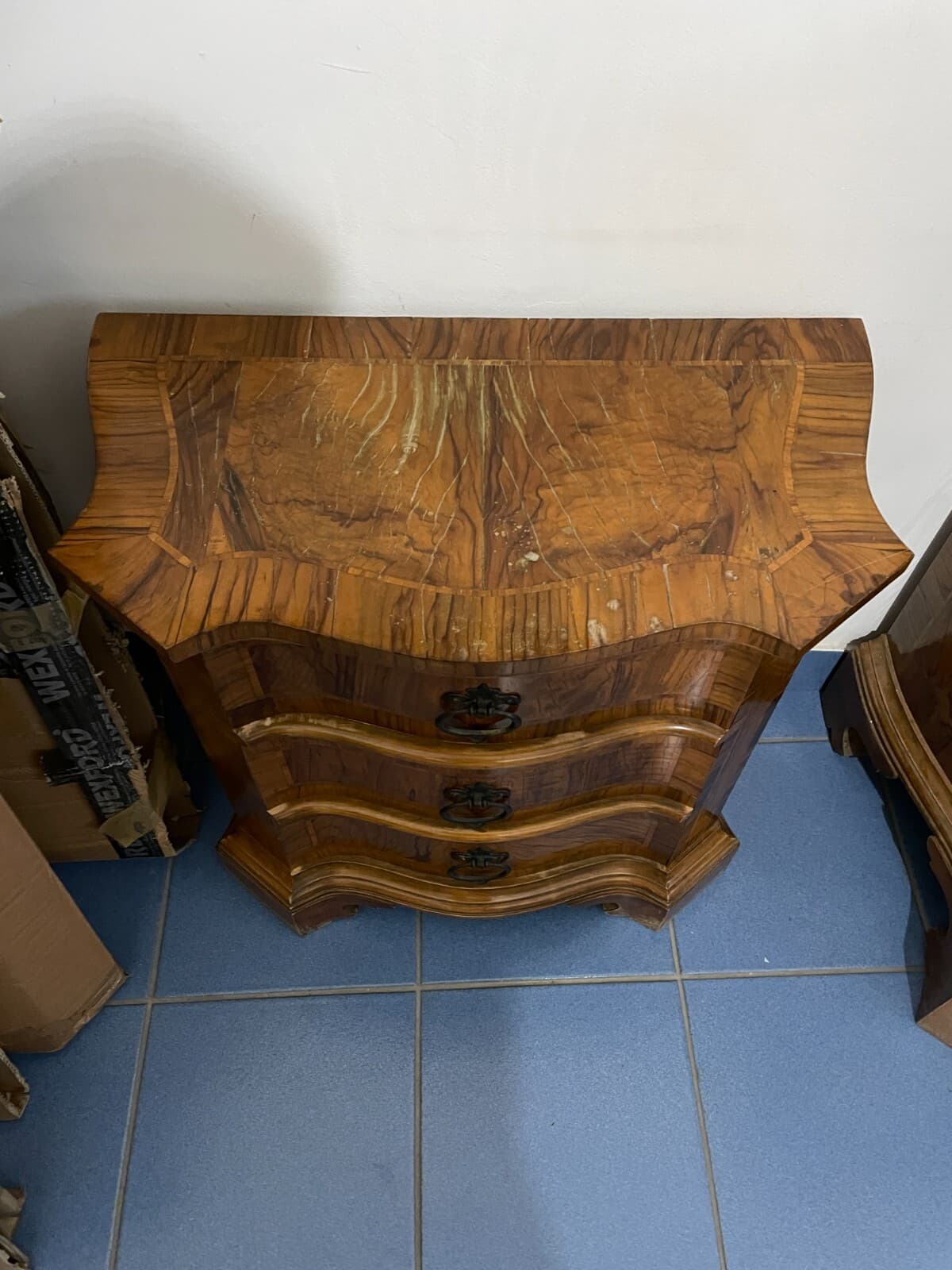 Decorativo Trittico: Comò E Coppia Di Comodini. Dimensioni Contenute, Da Restaurare