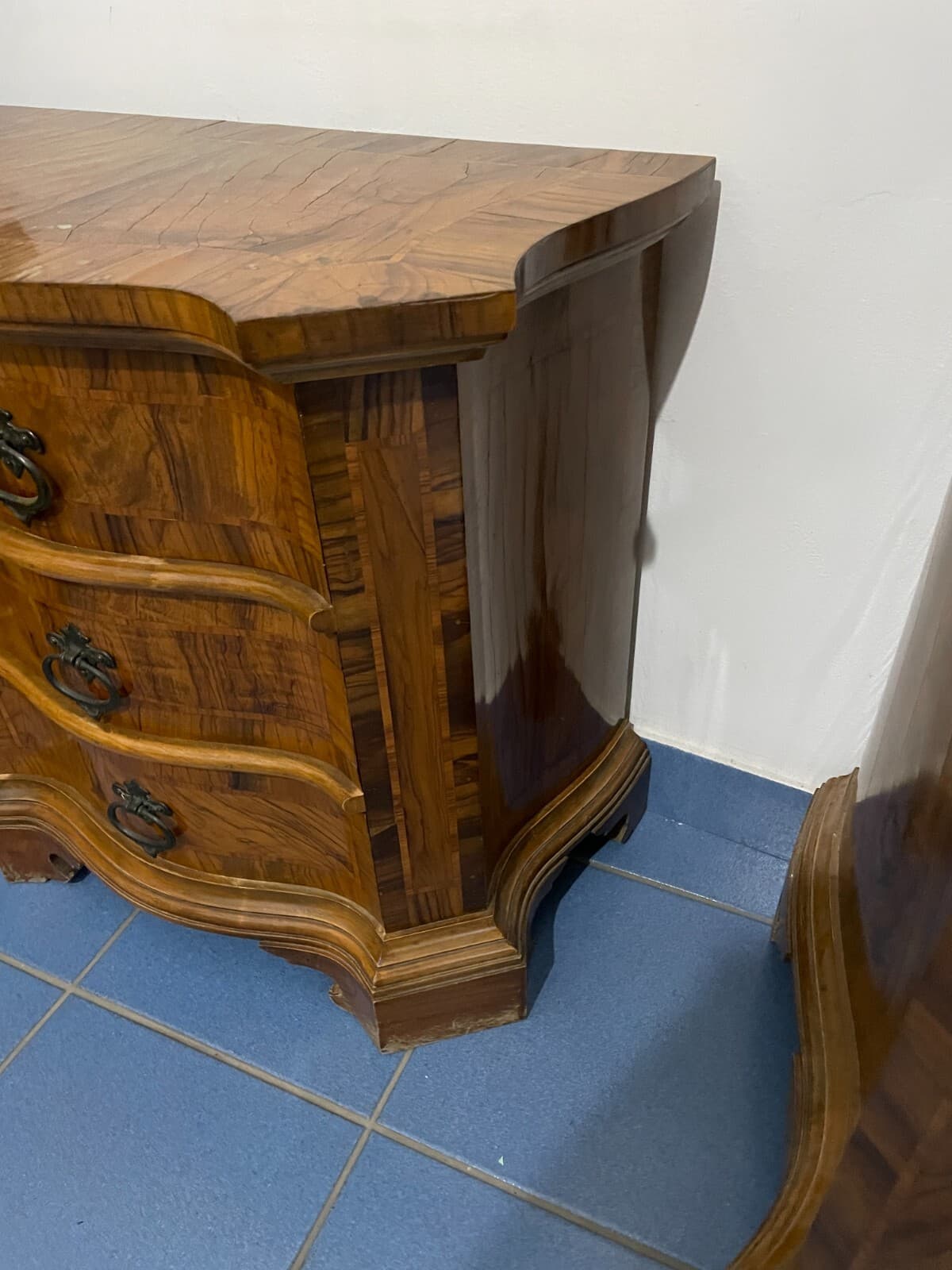 Decorativo Trittico: Comò E Coppia Di Comodini. Dimensioni Contenute, Da Restaurare