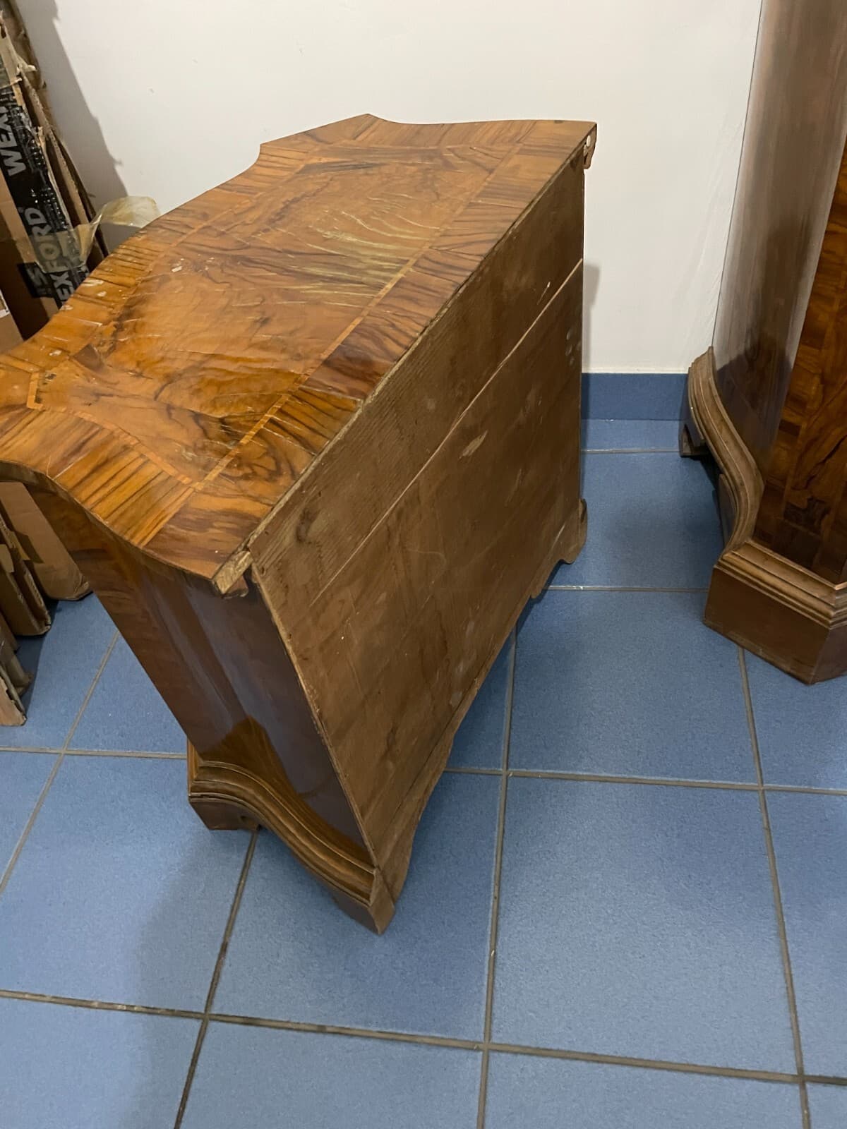 Decorativo Trittico: Comò E Coppia Di Comodini. Dimensioni Contenute, Da Restaurare