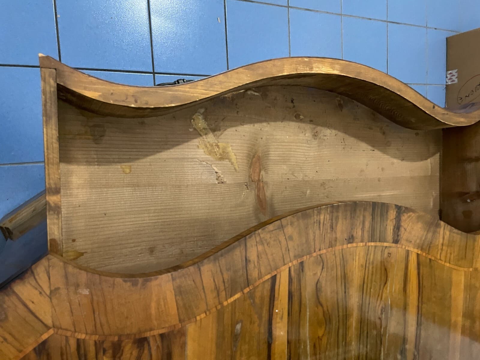 Decorativo Trittico: Comò E Coppia Di Comodini. Dimensioni Contenute, Da Restaurare