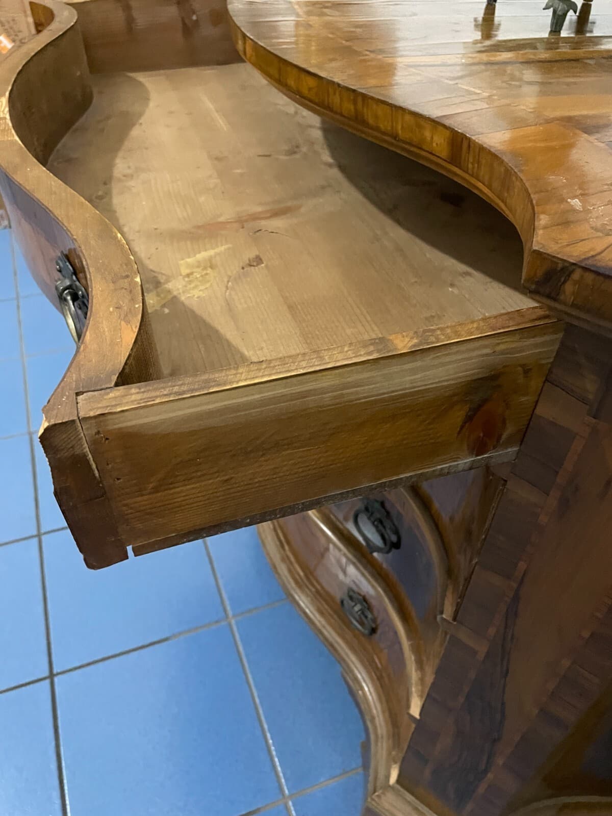 Decorativo Trittico: Comò E Coppia Di Comodini. Dimensioni Contenute, Da Restaurare