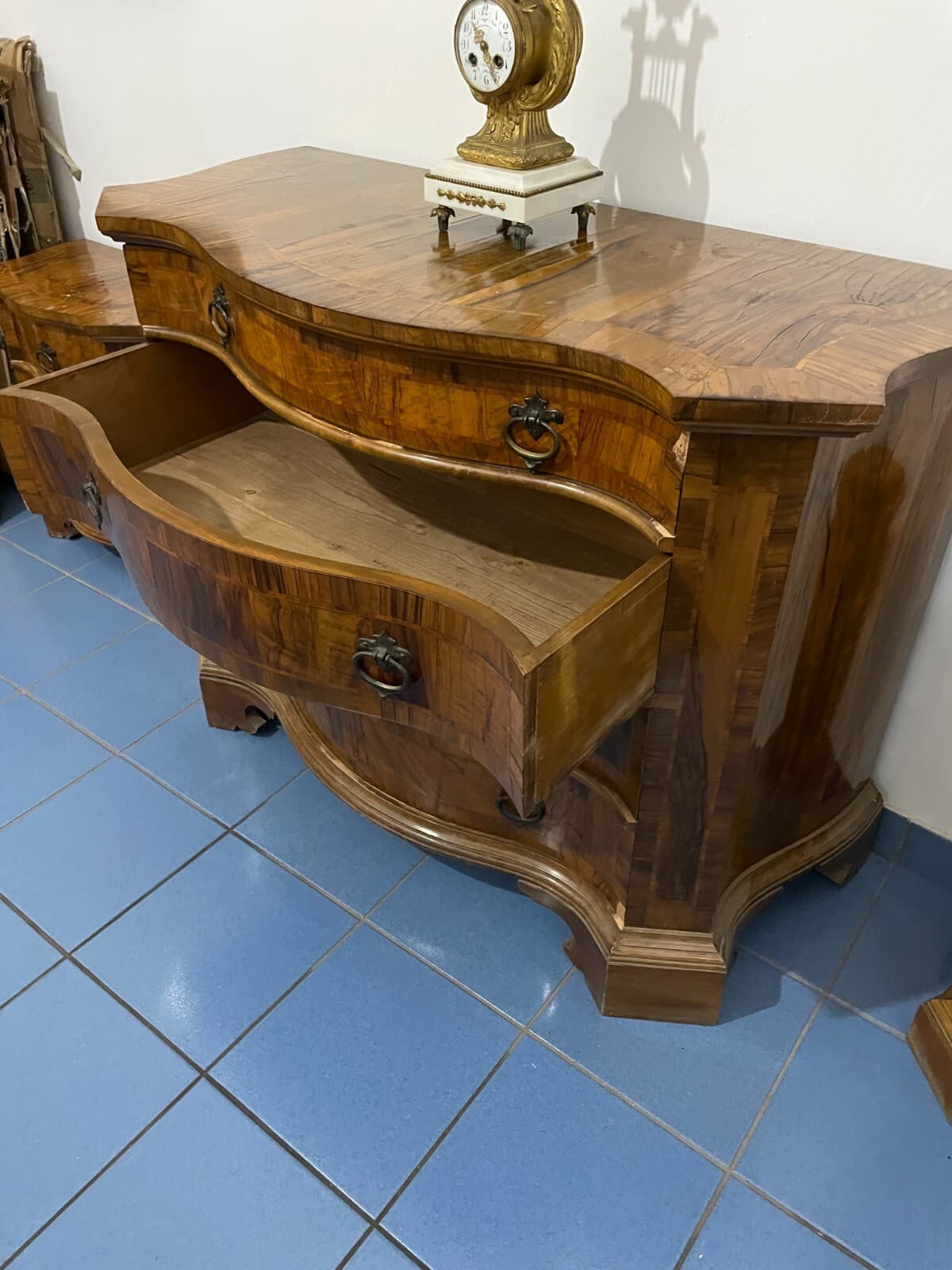 Decorativo Trittico: Comò E Coppia Di Comodini. Dimensioni Contenute, Da Restaurare