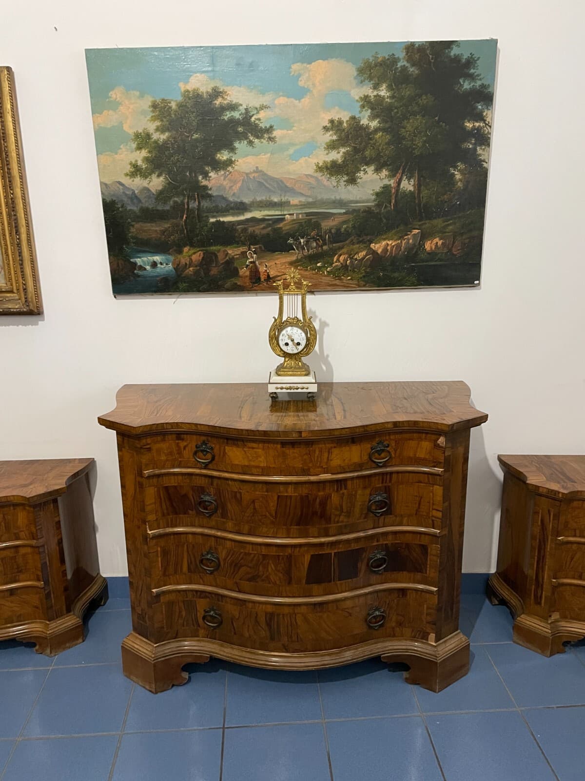 Decorativo Trittico: Comò E Coppia Di Comodini. Dimensioni Contenute, Da Restaurare