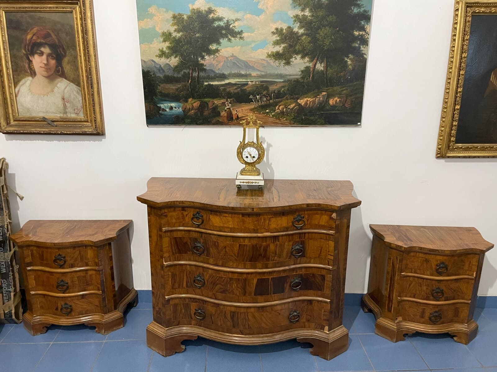 Decorativo Trittico: Comò E Coppia Di Comodini. Dimensioni Contenute, Da Restaurare