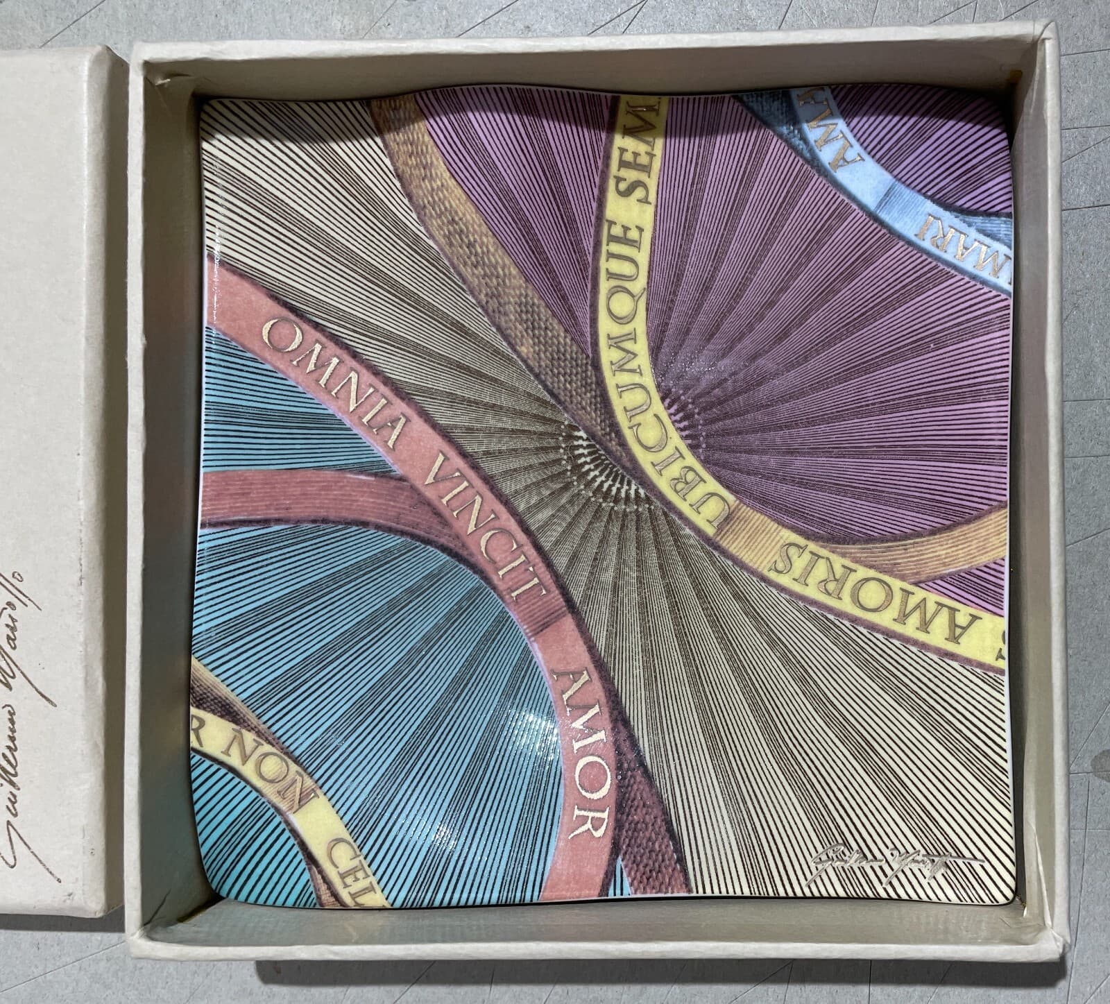 Guillermo Mariotto: Piattino Decorativo "Omnia Vincit Amor" In Porcellana